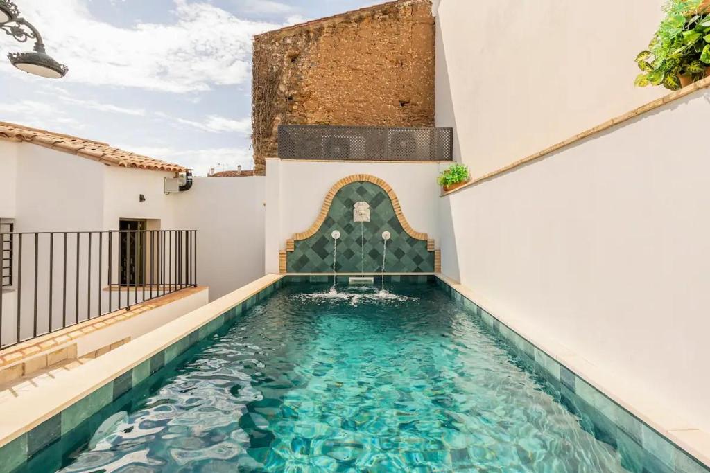 una piscina en medio de un edificio en Casa Sierraverde Fuenteheridos by MSHOLIDAYS, en Fuenteheridos