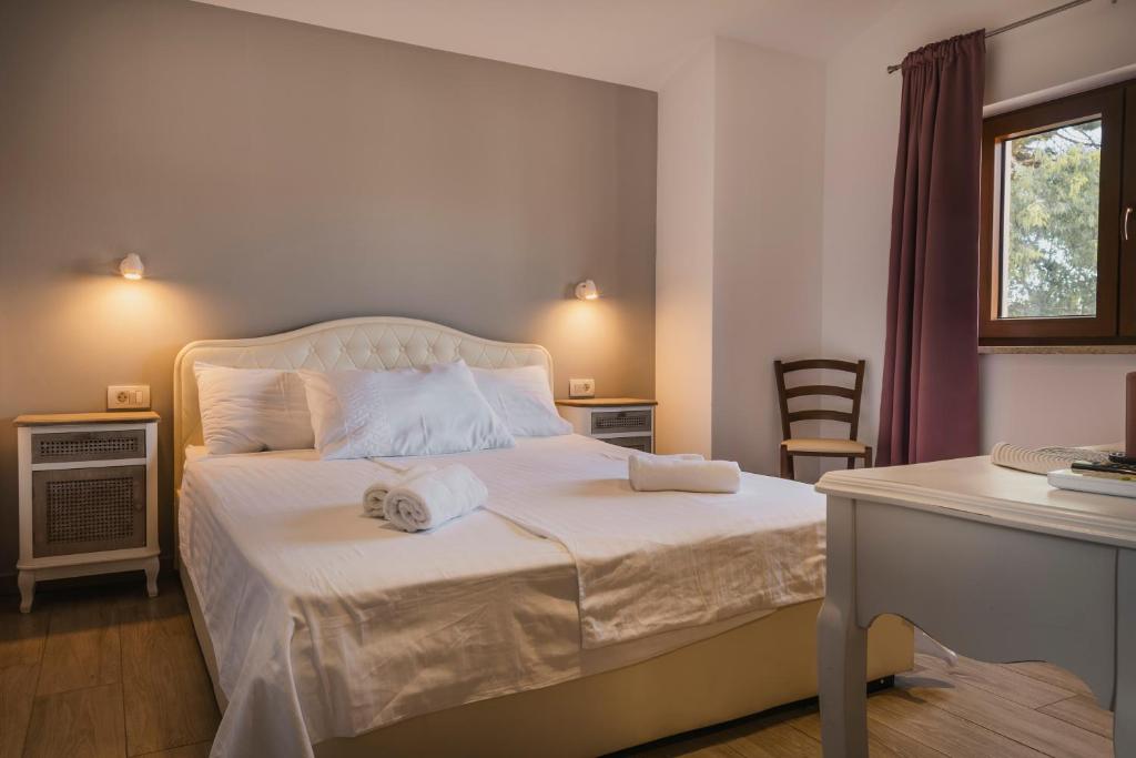 1 dormitorio con 1 cama con 2 toallas en Rooms with Breakfast near Porec, en Nova Vas