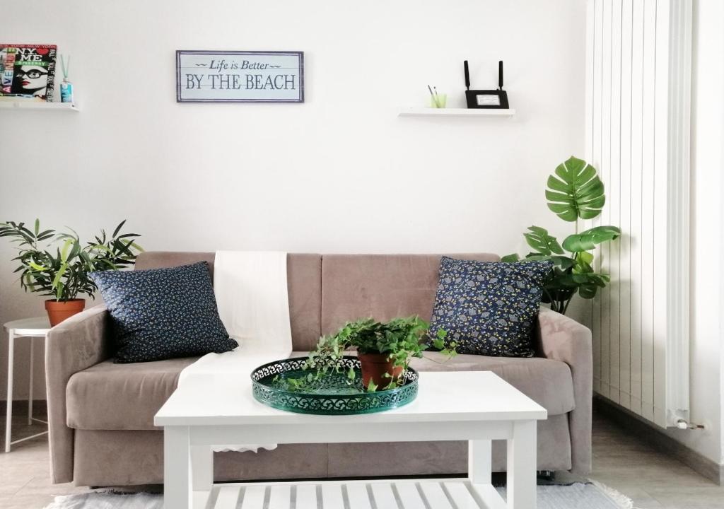 un soggiorno con un divano e un tavolo di HoliHome_Casa di Sara a Tortoreto