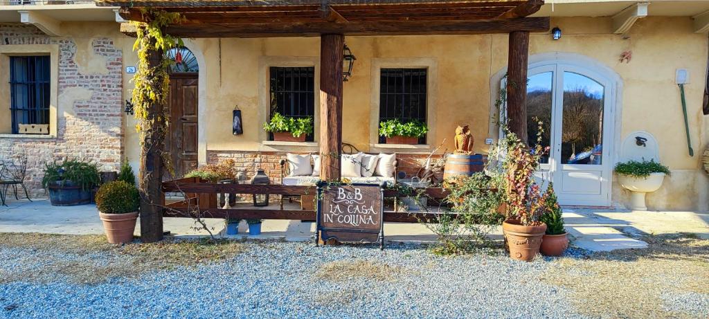 una casa con un cartello davanti di La casa in collina a Cinzano