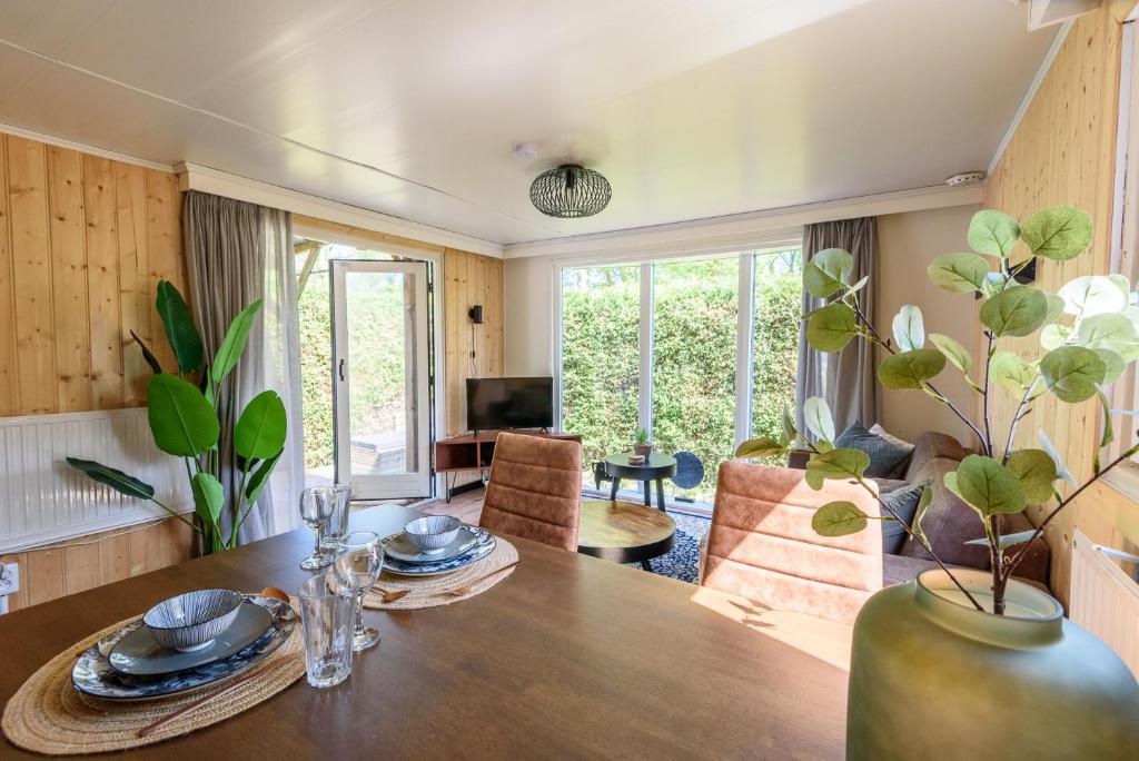 Μια τηλεόραση ή/και κέντρο ψυχαγωγίας στο Chalet op rustig park op de Veluwe