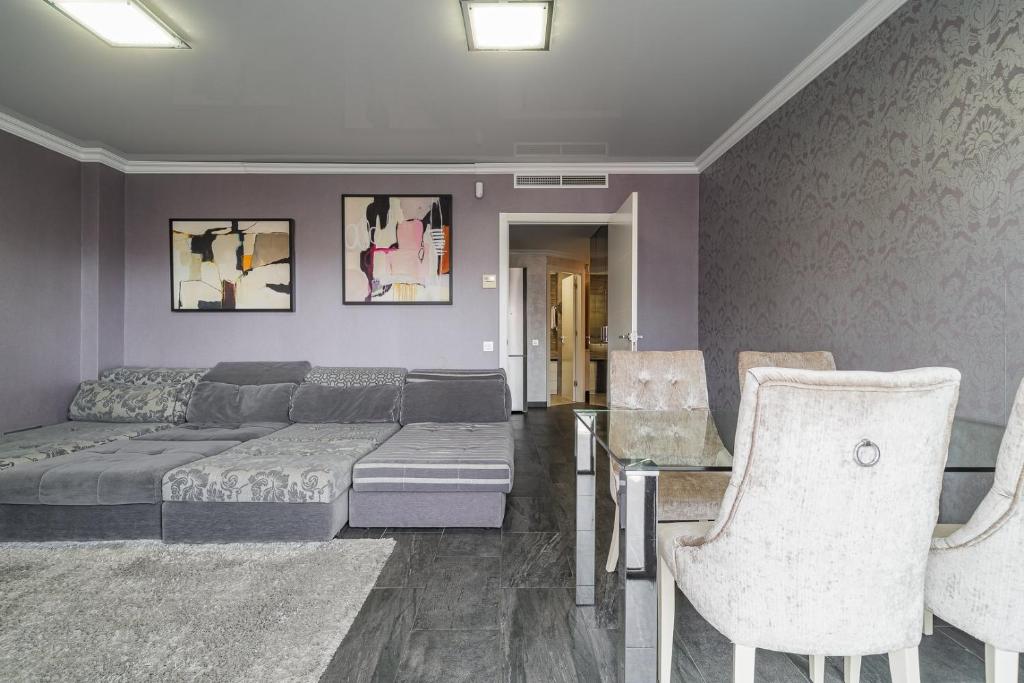 ein Wohnzimmer mit einem Sofa, einem Tisch und Stühlen in der Unterkunft GuestReady - Living a dream in Barcelona in Barcelona