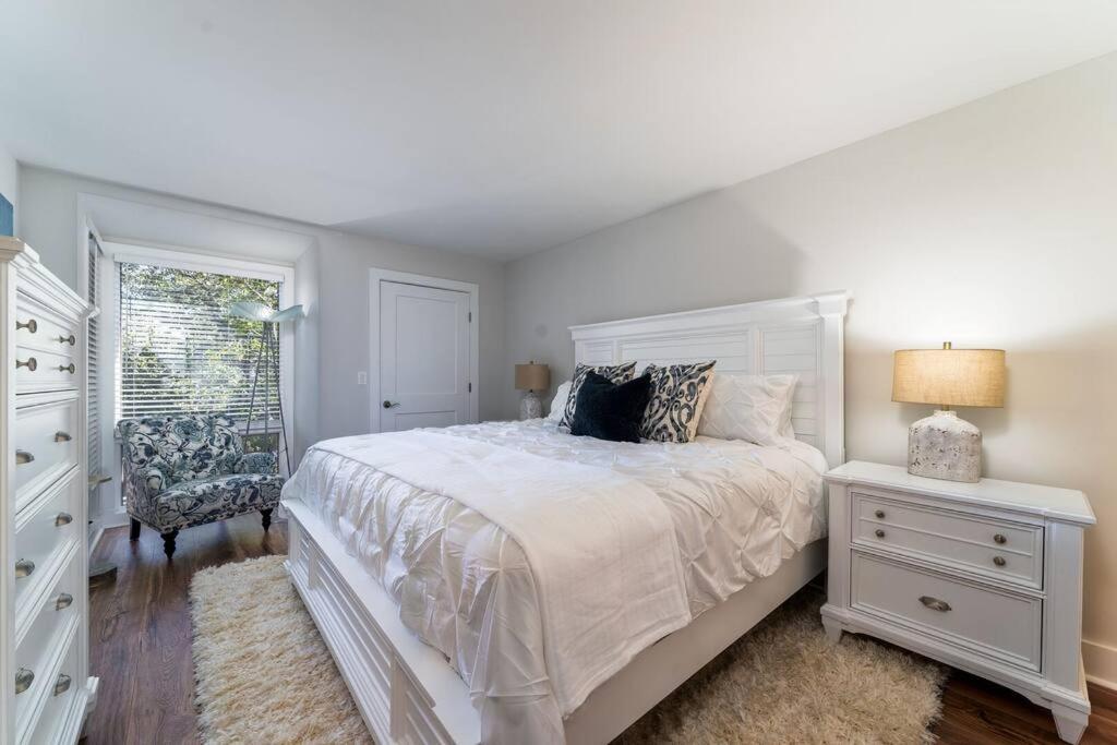 シーブルック・アイランドにある1306 Pelican Watch Villaの白いベッドルーム(白いベッド1台、窓付)