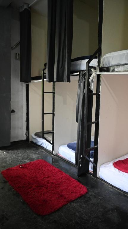 Двухъярусная кровать или двухъярусные кровати в номере Barra da Tijuca Guest Houses