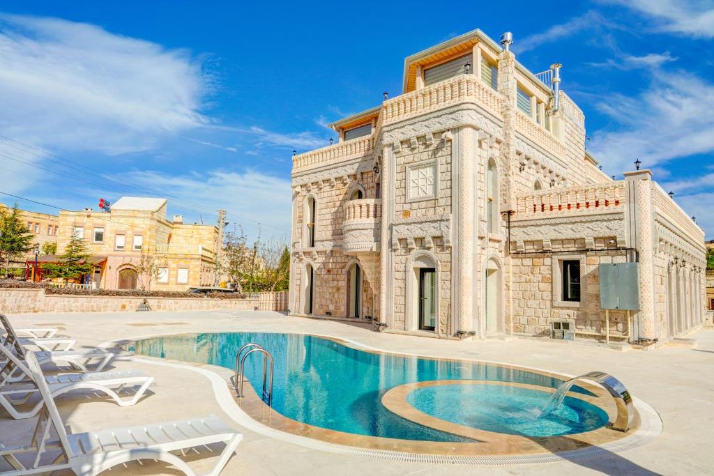 un gran edificio con una piscina frente a él en Motif Art Cappadocia, en Göreme