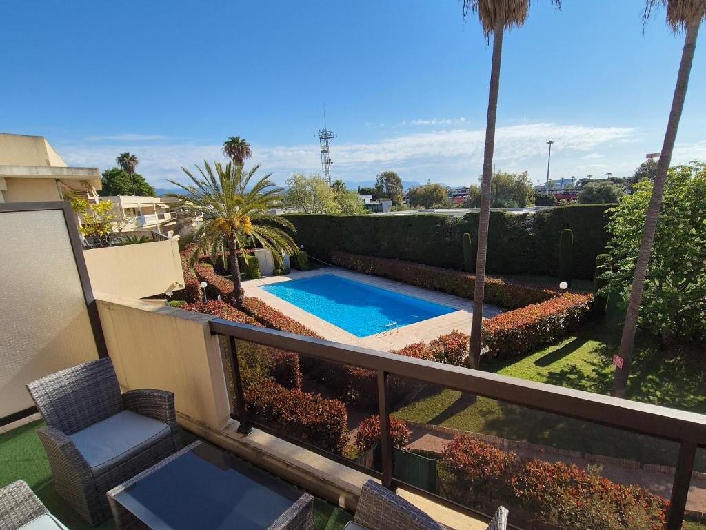 d'un balcon avec vue sur la piscine. dans l'établissement Superbe T2 - 200m de la mer - Piscine - Parking, à Villeneuve-Loubet