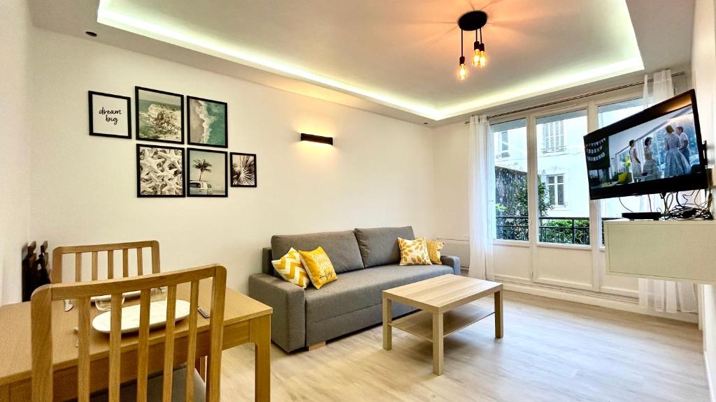 un soggiorno con un divano e una TV di Nouvel appart cosy, centre Tours a Tours