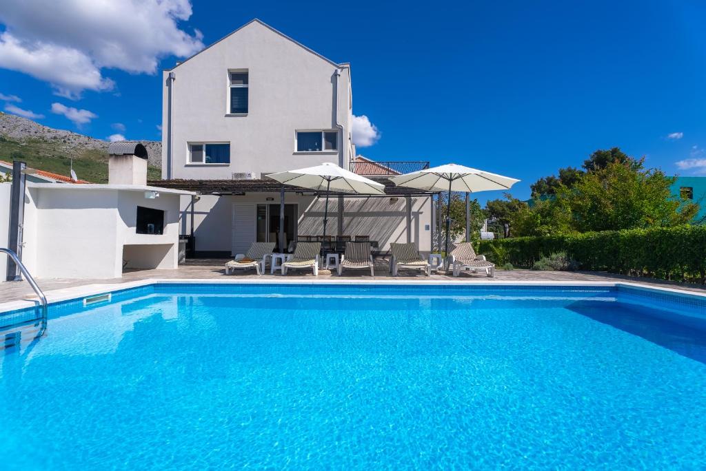 Bazén v ubytovaní Modern apartment with private pool near Split alebo v jeho blízkosti
