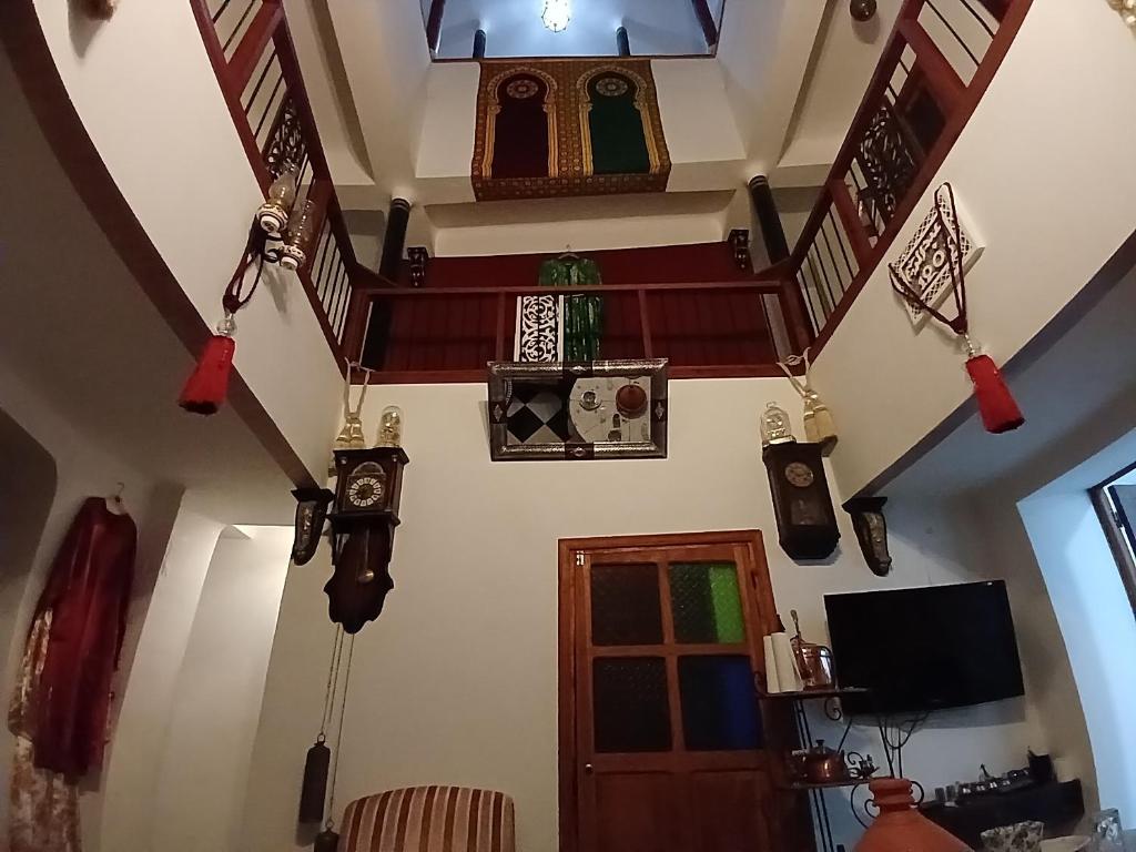 una habitación con techo con muchos artículos diferentes. en Riad Dar Lemdrssa, en Fez