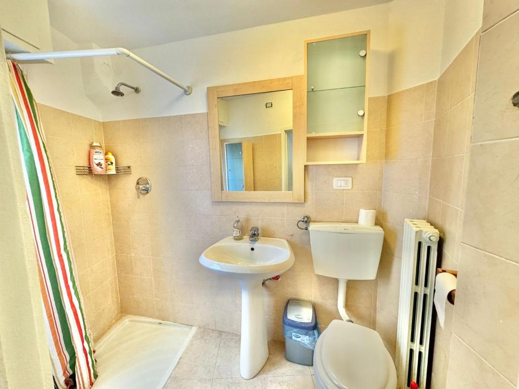 Baño pequeño con lavabo y aseo en Maison Sarraj en Compiano