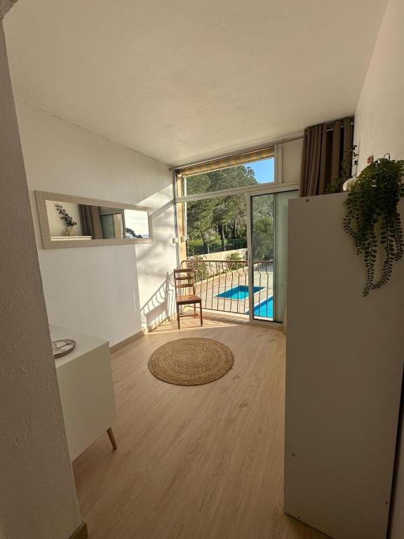 Elle comprend un salon avec un réfrigérateur et un balcon. dans l'établissement Un séjour idéal au Lavandou !, au Lavandou