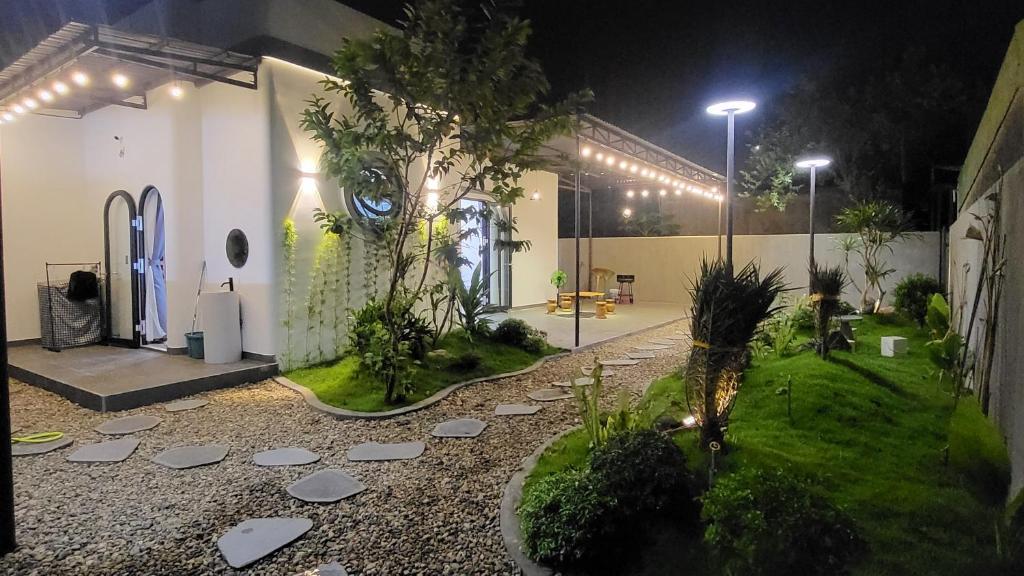 een tuin in een gebouw 's nachts bij Homestay Ngõ Nhỏ 