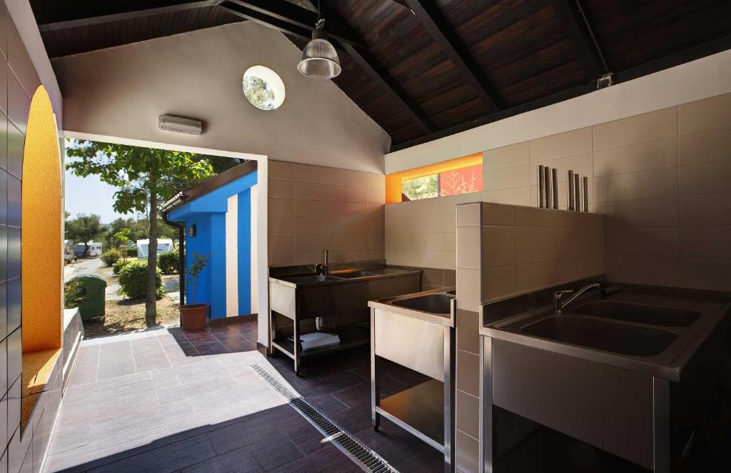 Kuchyň nebo kuchyňský kout v ubytování Amadria Park Camping Trogir - Glamping Tents