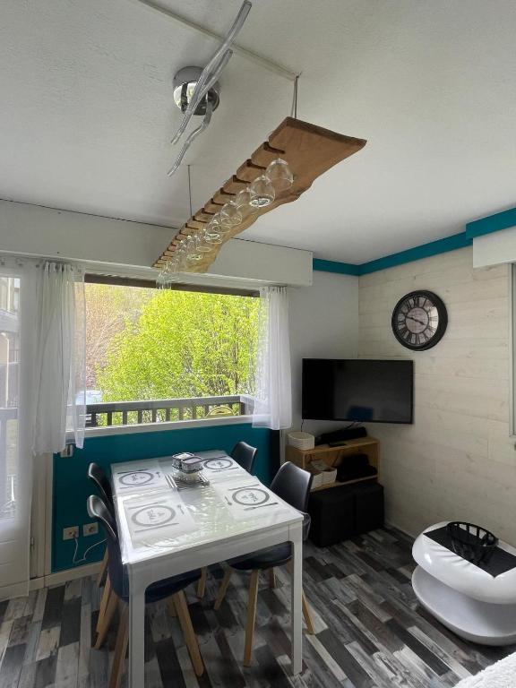 un salon avec une table et une fenêtre dans l'établissement Appartement confortable labellisé saint lary, à Vignec