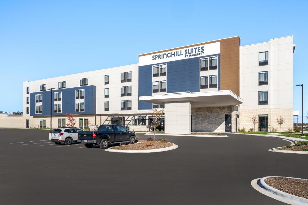 een parkeerplaats voor een gebouw bij SpringHill Suites by Marriott Menomonee Falls in Menomonee Falls