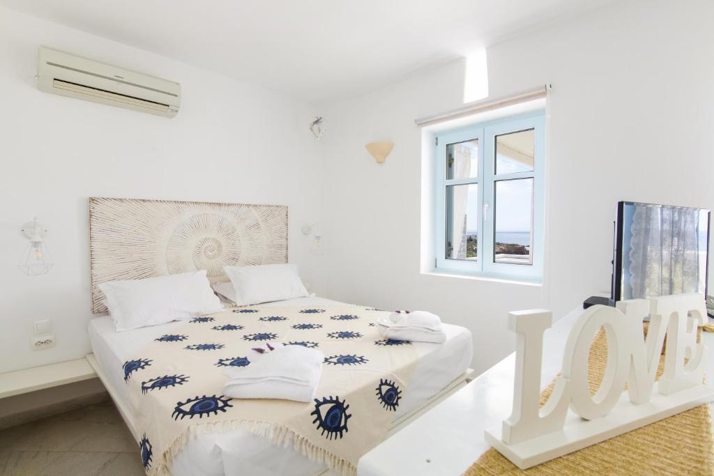 Postel nebo postele na pokoji v ubytování Glyfa Village