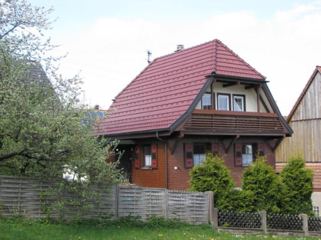 une maison brune avec un toit rouge dans l'établissement Ferienhaus Ziegler, à Loßburg