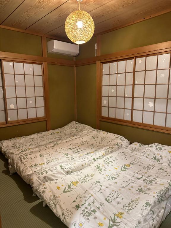 Postel nebo postele na pokoji v ubytování 南箱根 熱海 貸切別荘 リゾートハウス カームスペース ResortHouse CalmSpace
