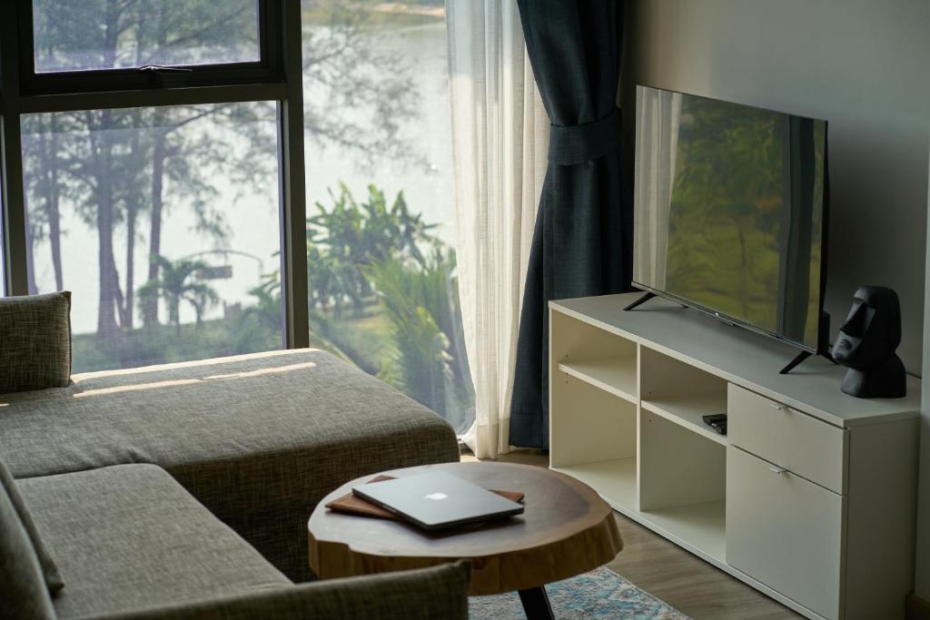 אזור ישיבה ב-Modern 2-bedroom Apartments Garden view in Skypark Laguna Bang Tao