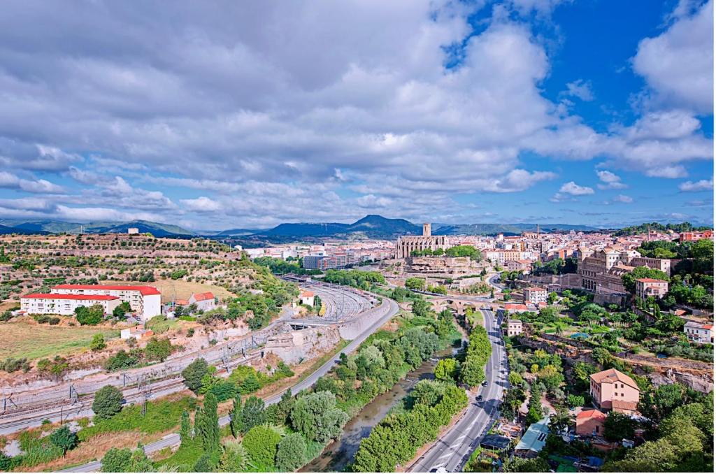 uma vista aérea de uma cidade com edifícios e estradas em Hospedaje24 - 0 em Manresa