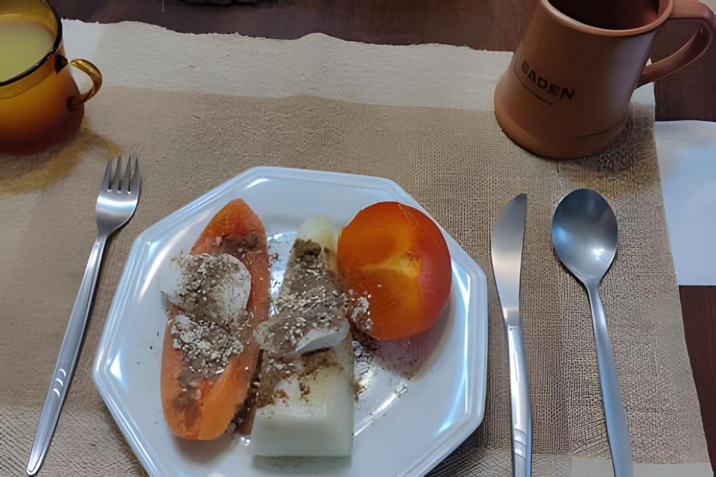 une assiette de nourriture avec des fruits sur une table dans l'établissement CasacentrocompartilhadaMogidasCruzes, à Mogi das Cruzes
