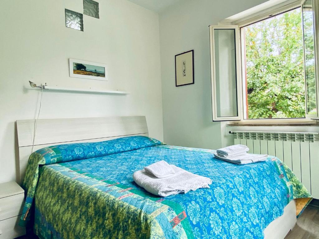 a bedroom with a bed with towels on it at Casa Leonardo in Castiglione della Pescaia