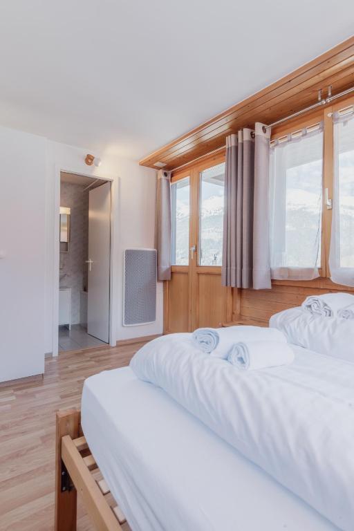 Postel nebo postele na pokoji v ubytování Studio dans le plus beau village de Suisse