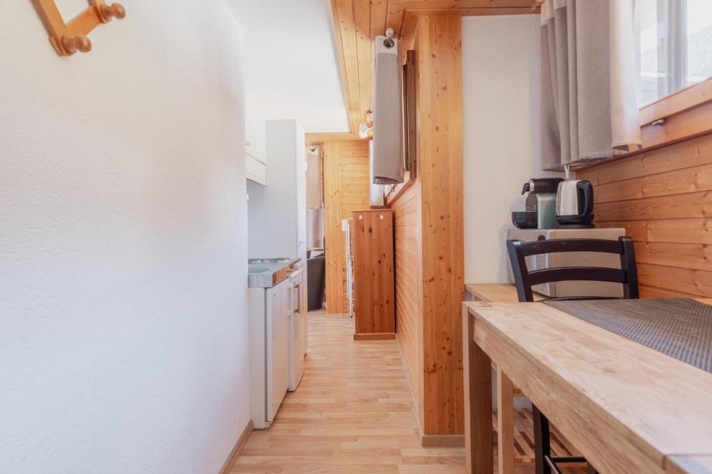 Kuchyň nebo kuchyňský kout v ubytování Studio dans le plus beau village de Suisse