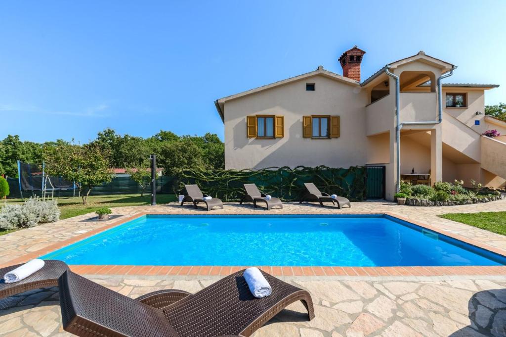 Bazén v ubytování App Sadina with Private Pool and Garden nebo v jeho okolí