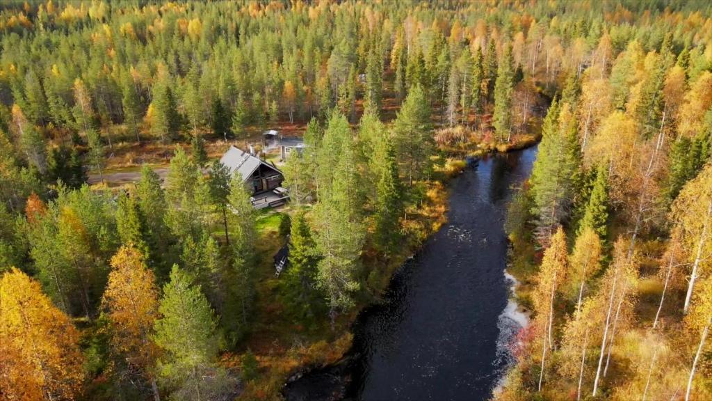 una vista aérea de una casa junto a un río en In Love with Lapland Cabin en Ranua