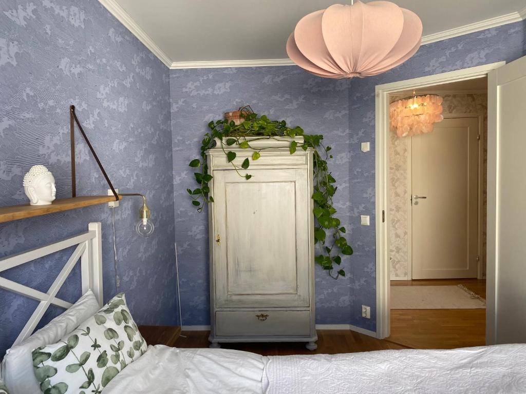 a bedroom with a bed and a blue wall at Ljus och fräsch lägenhet i Ljungskile in Ljungskile