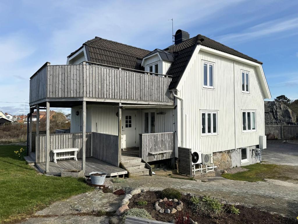 une maison blanche avec un toit en gambrel dans l'établissement Lovely apartment with sea view on Hono, à Hönö
