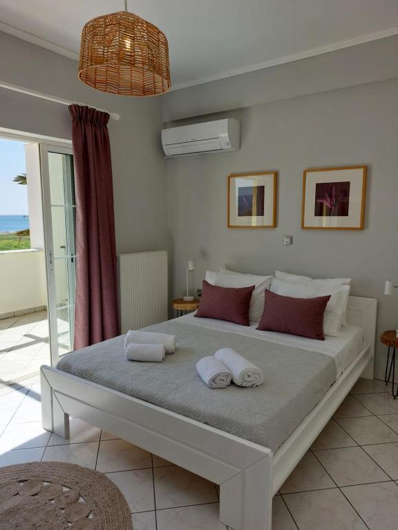 Ένα ή περισσότερα κρεβάτια σε δωμάτιο στο The Three Palms Samos Seaside Villa