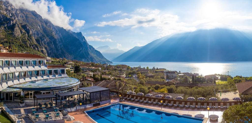 uma vista para um resort com uma piscina e um lago em Aria Life Hotel em Limone sul Garda