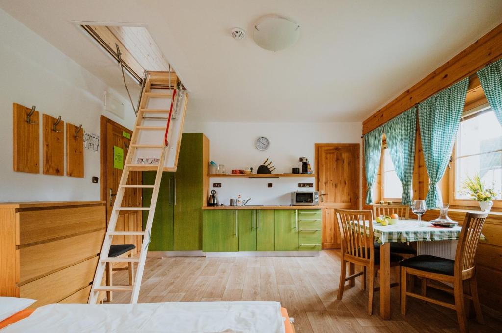 Kuchyň nebo kuchyňský kout v ubytování Apartmány Velké Karlovice