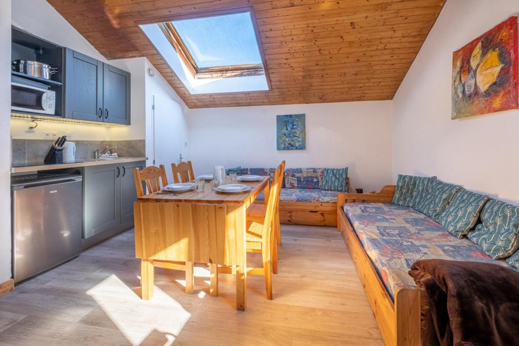 een keuken en een woonkamer met een tafel en een bank bij Skyhook: Batiment B in Chamonix-Mont-Blanc