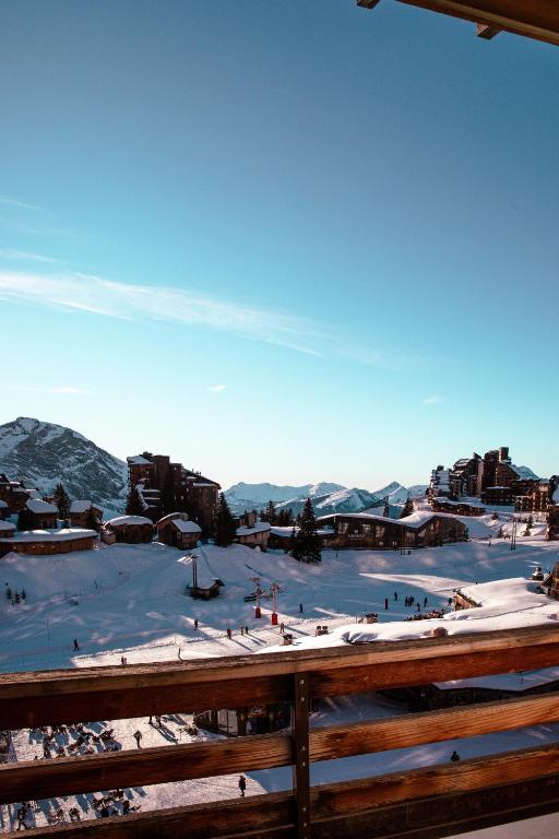 un groupe de personnes sur une piste de ski dans la neige dans l'établissement IMMODREAMS - Le Duplex, à Morzine