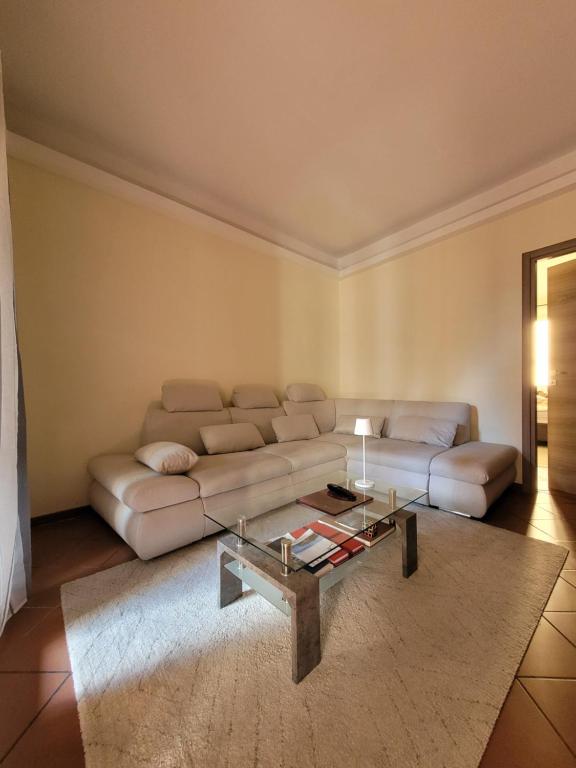 uma sala de estar com um sofá e uma mesa em Dimora Duomo em Imola