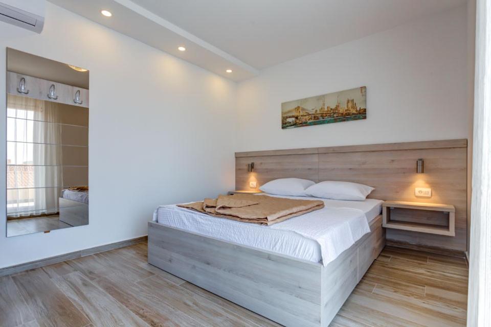 una camera da letto con un letto grande in una stanza di Apart-Hotel Unico EVN Airport a Yerevan
