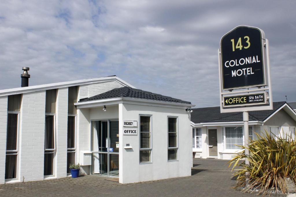 un edificio con un cartel para un motel colombiano en Colonial Motel, en Invercargill