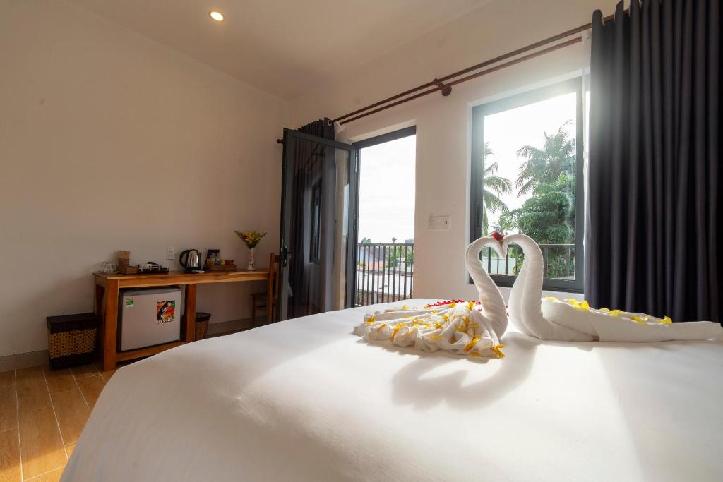 Giường trong phòng chung tại Aurora House