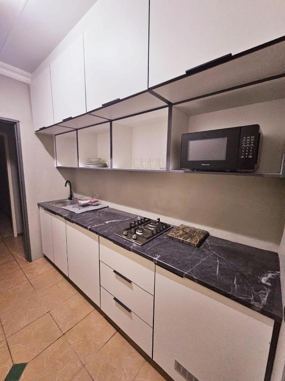 Η κουζίνα ή μικρή κουζίνα στο ZUCH Accommodation At Pafuri Self Catering - Comfort Apartment