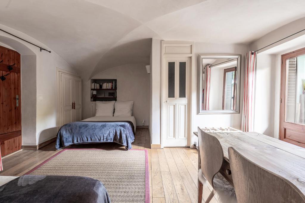 a bedroom with a bed and a window at Bed end breakfast du centre in Bourg-Saint-Maurice