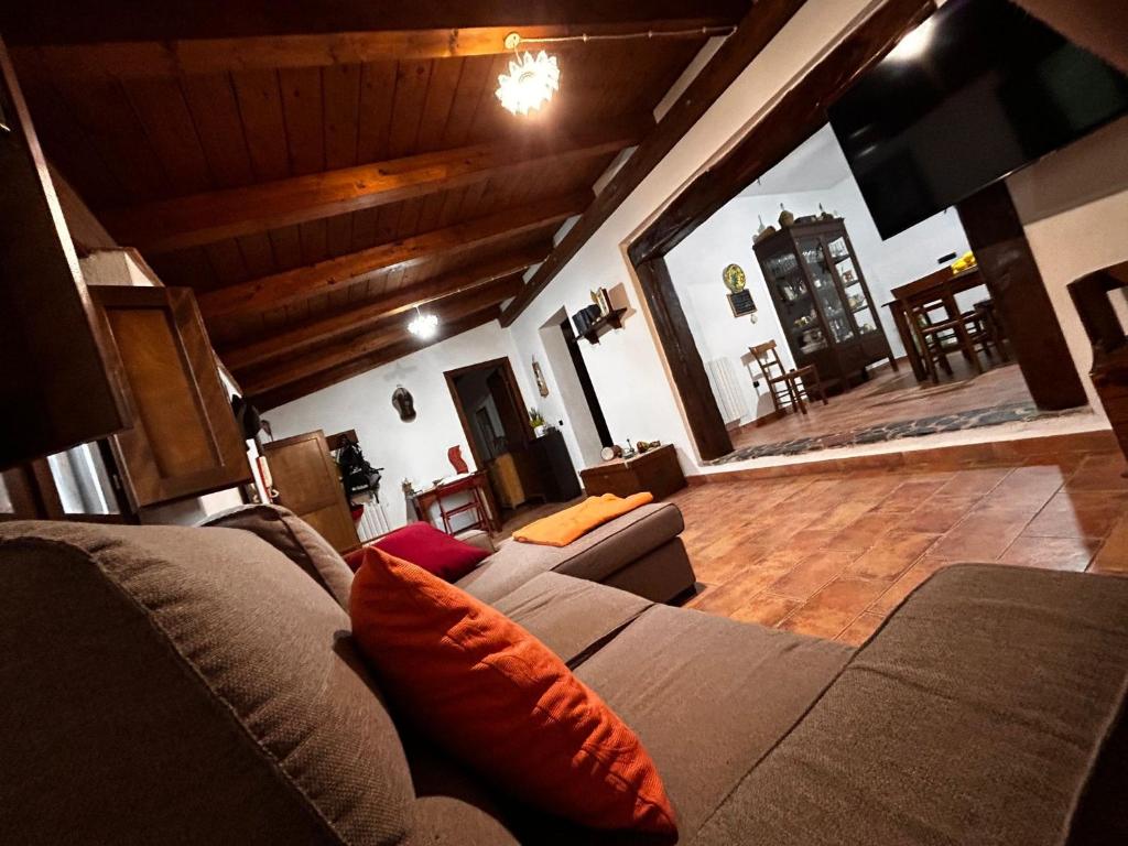 - un salon avec un canapé et une télévision dans l'établissement villa Cycas, à Maratea
