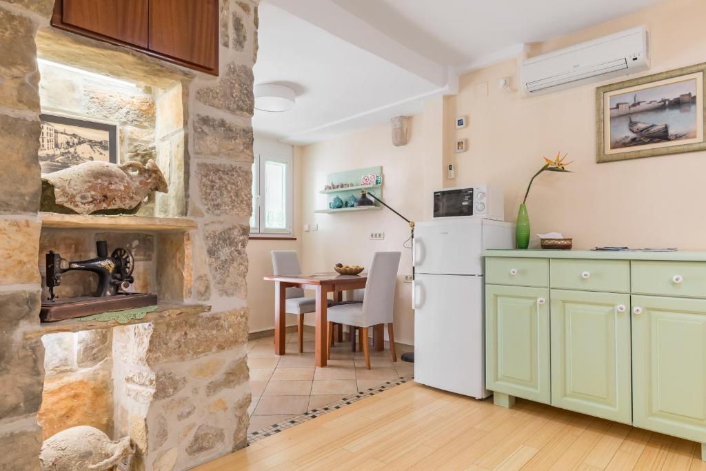 Kuchyň nebo kuchyňský kout v ubytování Luxury apartment Silvana with beautiful garden