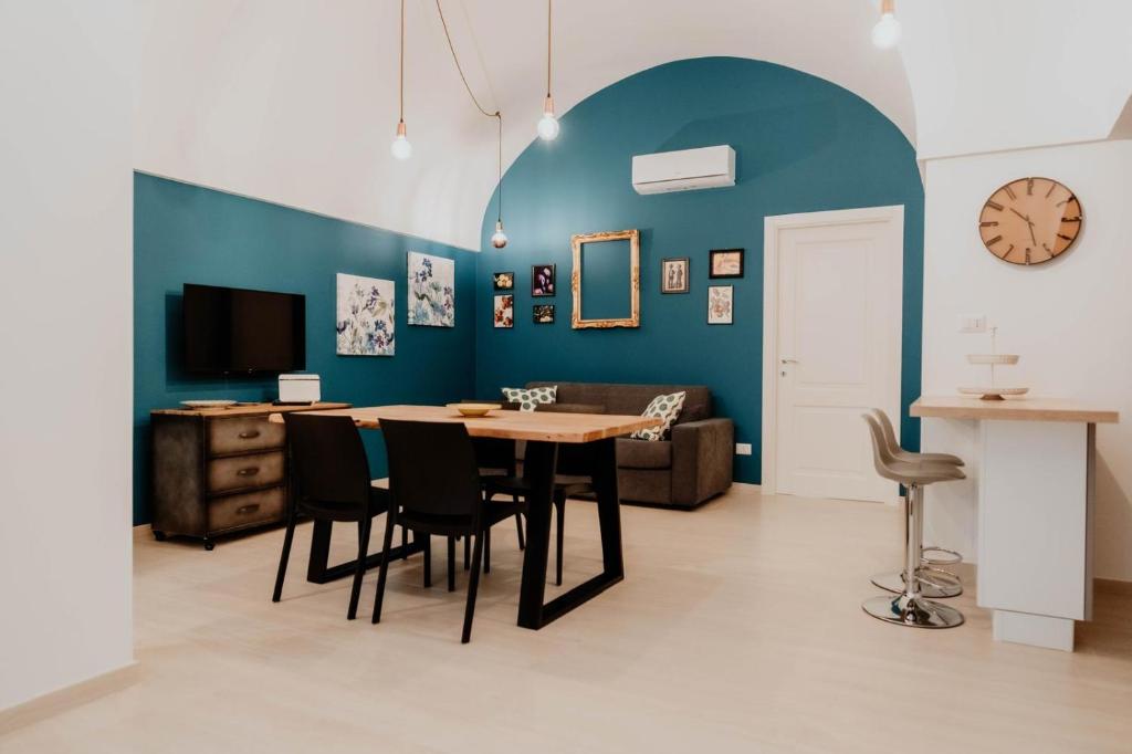 ein Esszimmer mit Tisch und Couch in der Unterkunft Casa tutti i frutti in Noci