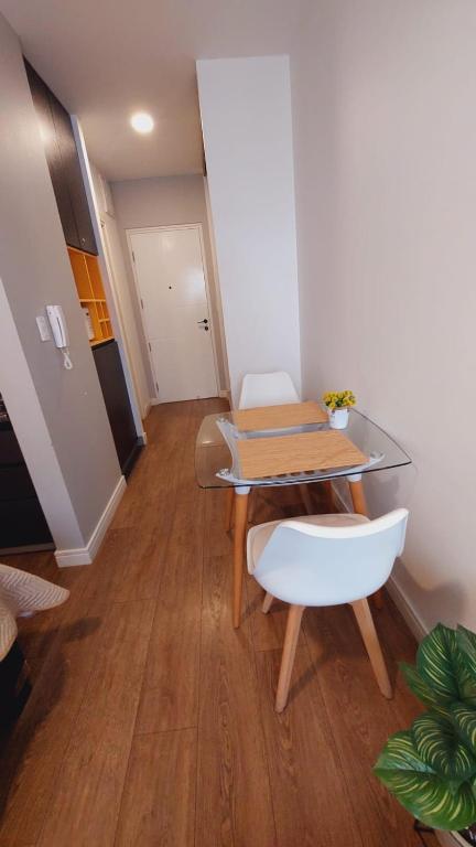 a small room with a table and a chair at Hermoso y elegante monoambiente in Cochabamba