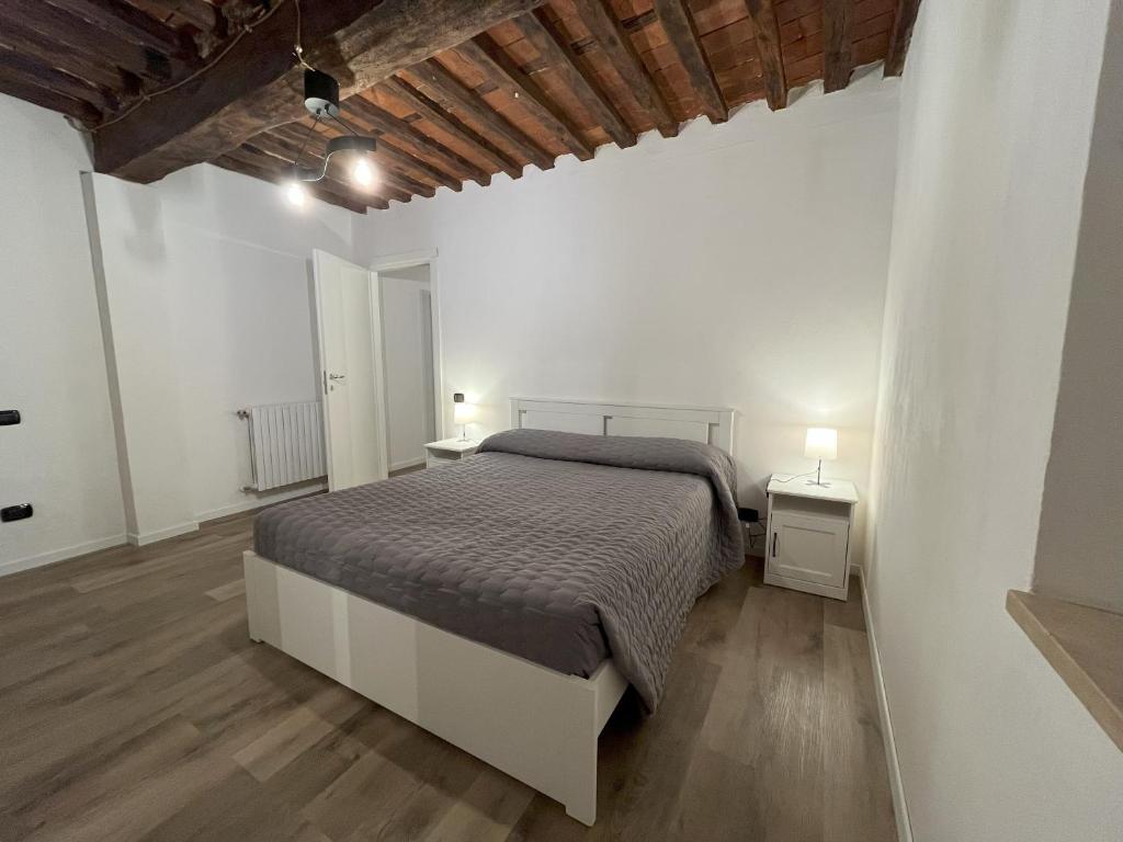 - une chambre avec un lit et 2 tables de chevet dans l'établissement I due Ciueli, à Pescia