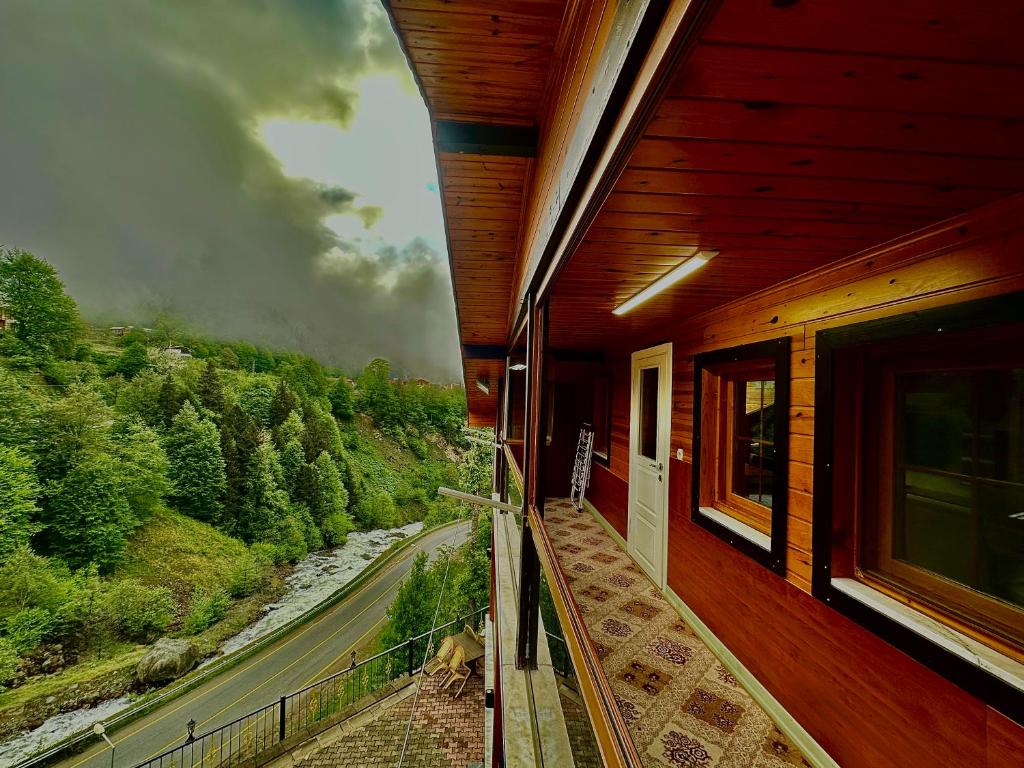 ein Zugfenster mit Flussblick in der Unterkunft Konak Grand Apart in Uzungöl