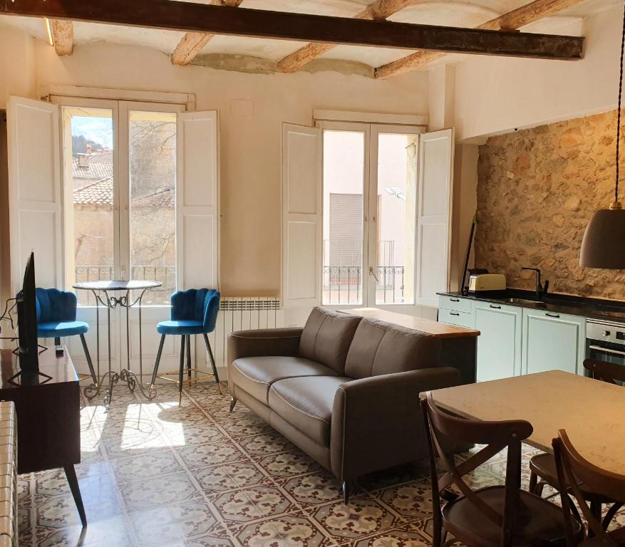 sala de estar con sofá y mesa en Casa Clotilde - Apartamento elegante y cómodo en Sant Joan de les Abadesses, en Sant Joan de les Abadesses